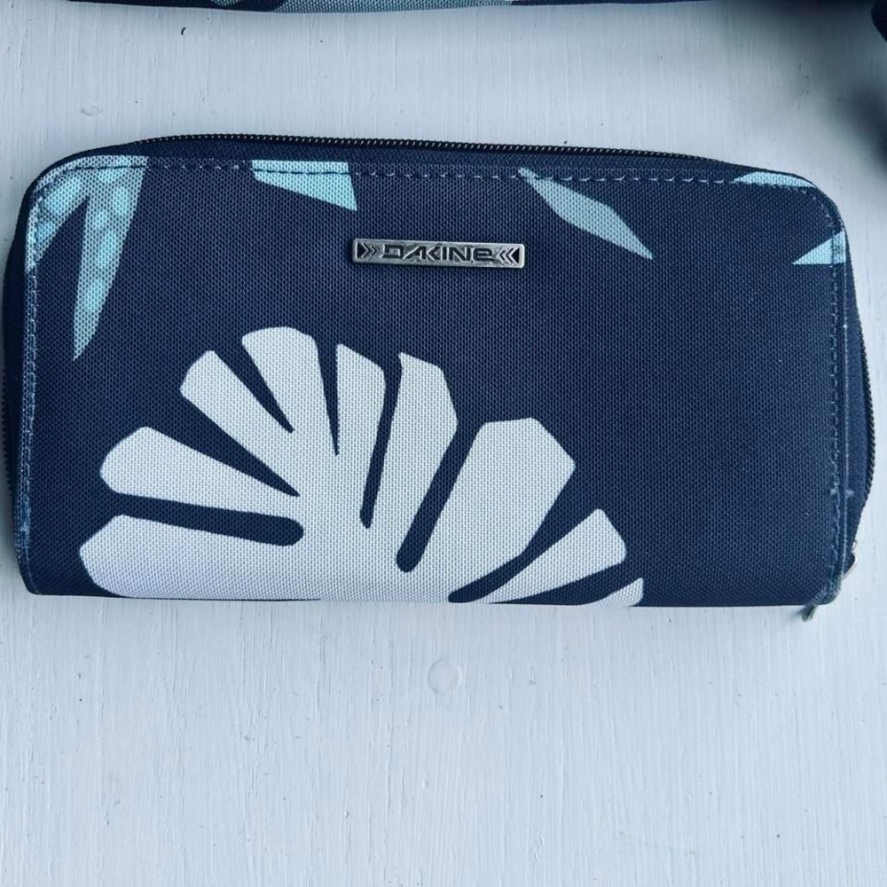 Dakine purse and wallet set NWOT blue tropical print crossbody storage - Picture 3 of 8